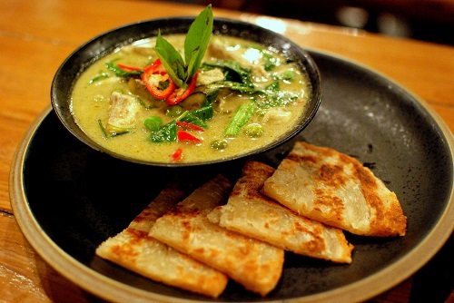 Thai_green_chicken_curry_and_roti.jpg